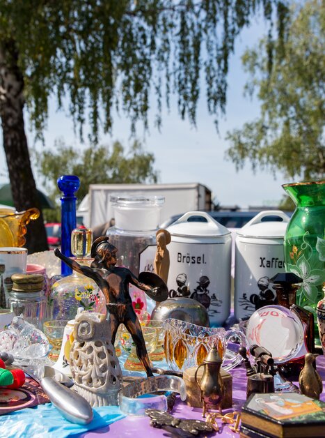 Vielzahl von Antiquitäten und Sammlerstücken auf einem Flohmarkt. | © Graz Tourismus - Harry Schiffer