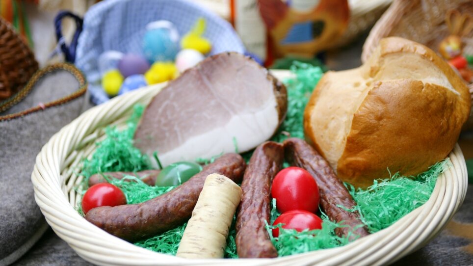 A basket with sausage, ham, rolls, and colorful eggs. | © Graz Tourismus