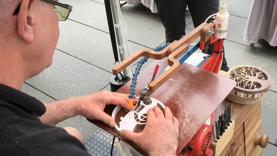 A craftsman works on a wood carving with a special lathe. | © KIKH 2