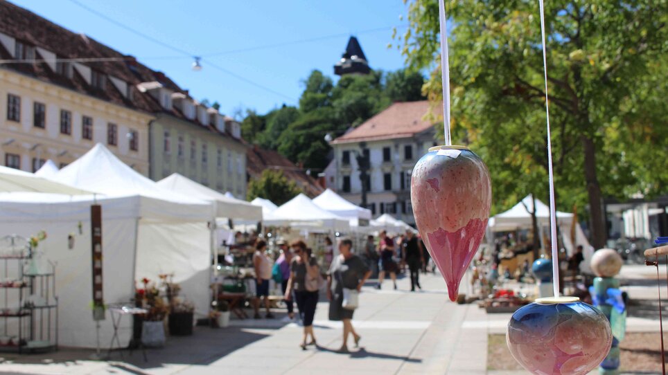 Vista del mercato della ceramica a Graz, con ceramiche colorate e stand.