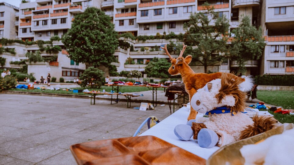 Un mercatino delle pulci con giocattoli e decorazioni a Graz. | © Stella