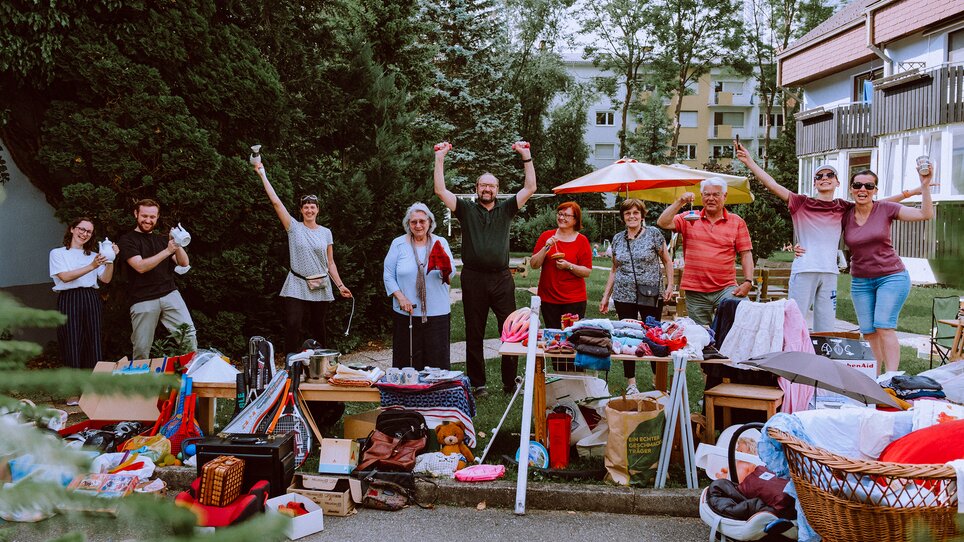 Persone che festeggiano al mercatino con molti stand all'aperto. | © Stella