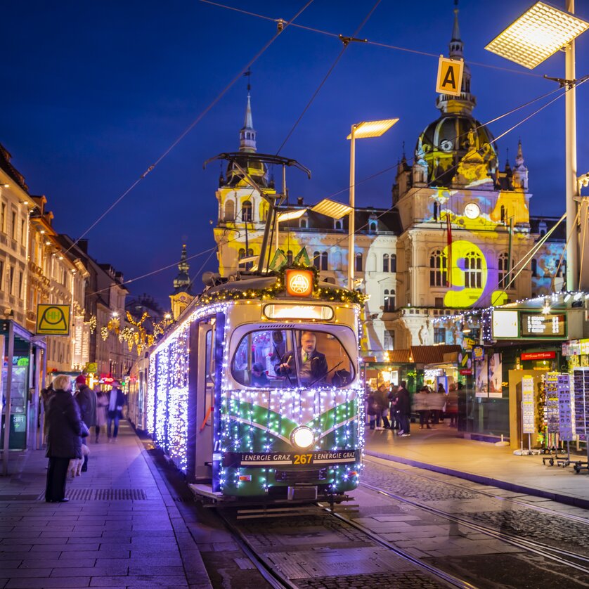Advent in Graz I Advent-Bim | © Graz Tourismus - Werner Krug Die festlich beleuchtete Advent-Bim in Graz, umgeben von winterlicher Kulisse und Weihnachtsmarkt. | © Graz Tourismus - Werner Krug