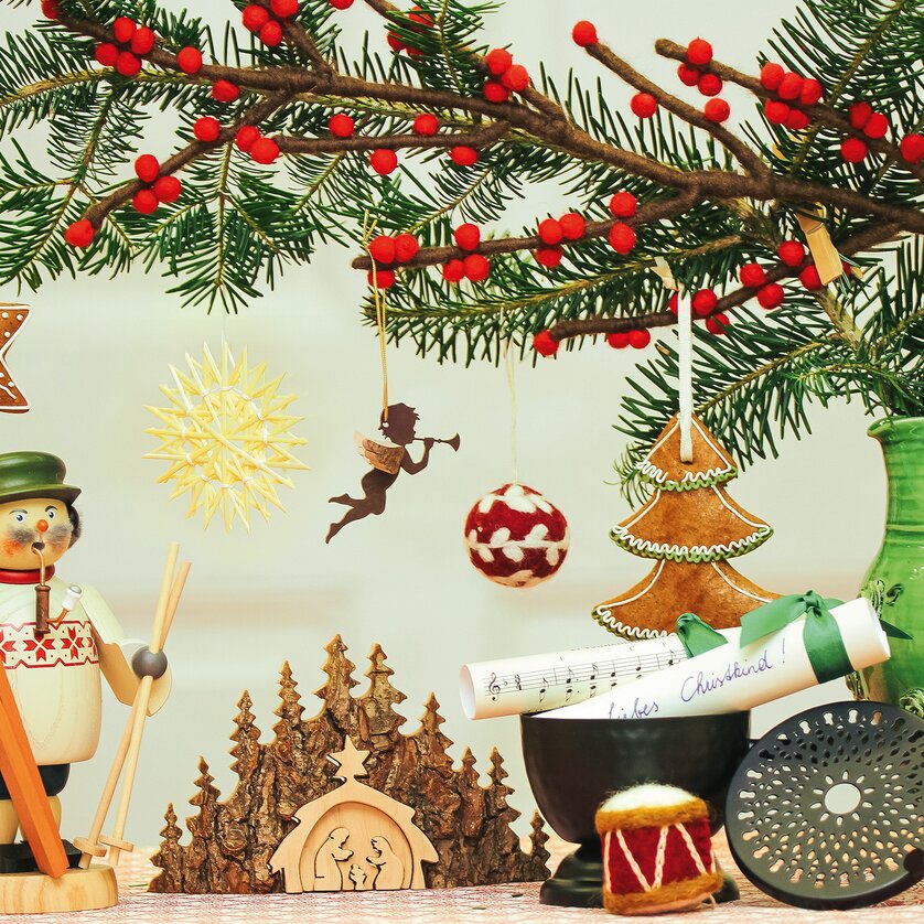 Ein festlich dekorierter Tisch mit Weihnachtsornamenten und grünen Zweigen | © VK Stmk
