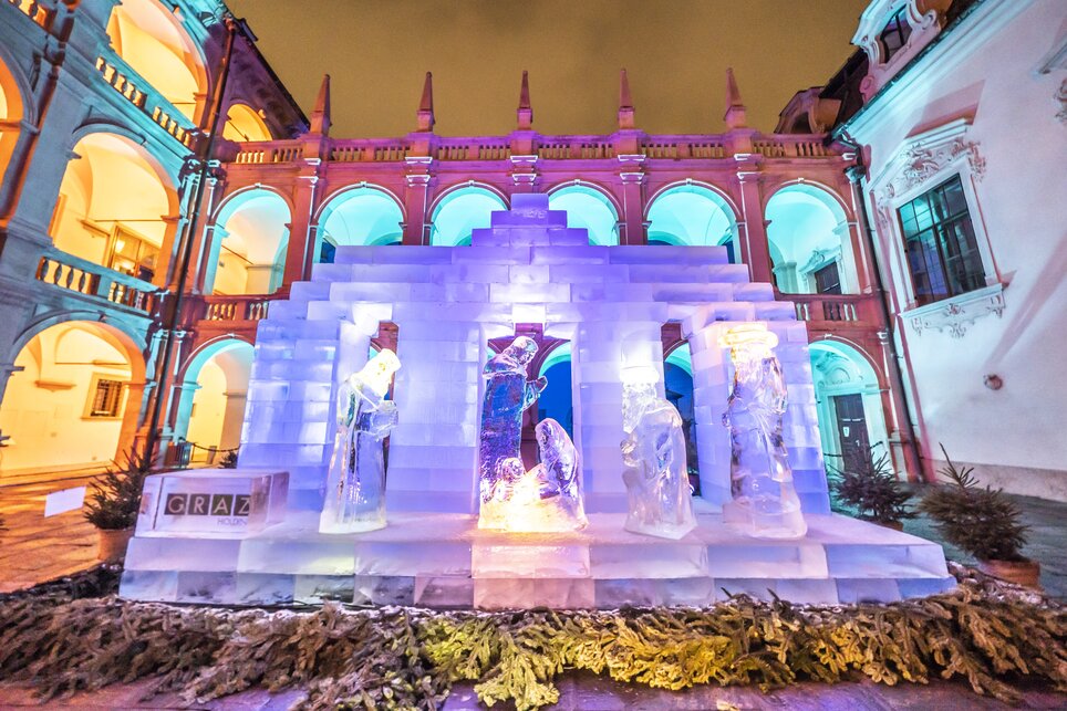 Eiskrippe aus Eis im Landhaushof in Graz, beleuchtet und kunstvoll gestaltet. | © Foto Fischer