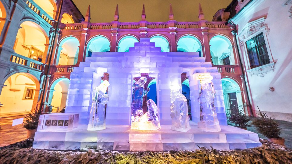 Ice nativity scene in the Landhaus courtyard in Graz, illuminated and artistically designed. | © Foto Fischer