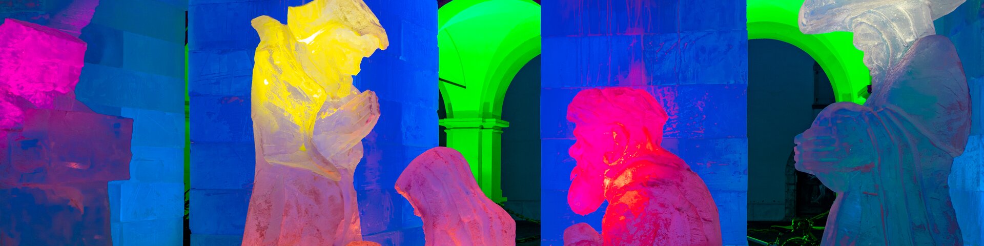 Bunte Eisskulpturen der Heiligen Familie und weiterer Figuren in Graz. | © Graz Tourismus_Harry Schiffer