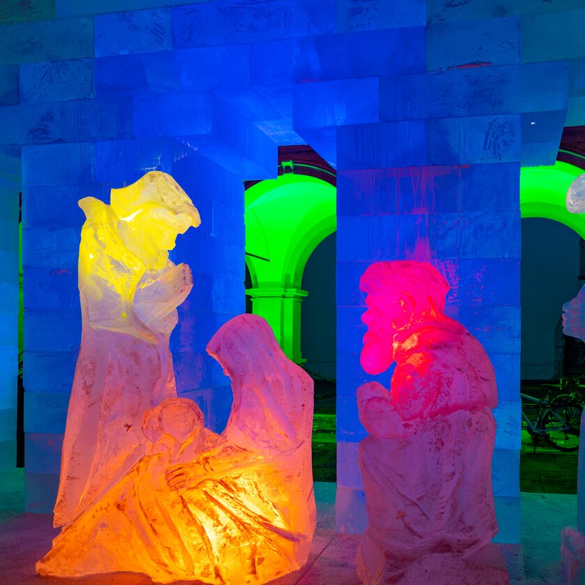 Sculture di ghiaccio colorate della Sacra Famiglia e altre figure a Graz. | © Graz Tourismus_Harry Schiffer