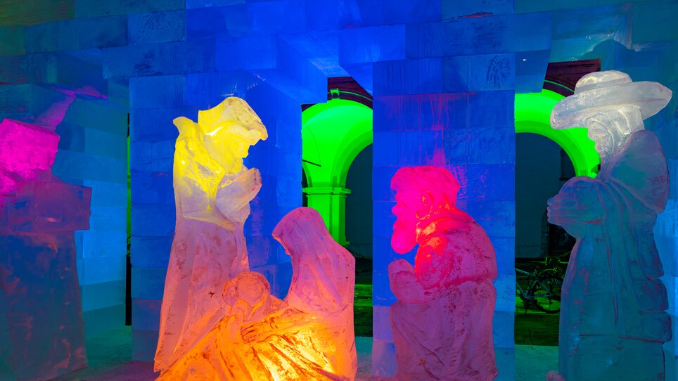 Colorful ice sculptures of the Holy Family and other figures in Graz. | © Graz Tourismus_Harry Schiffer