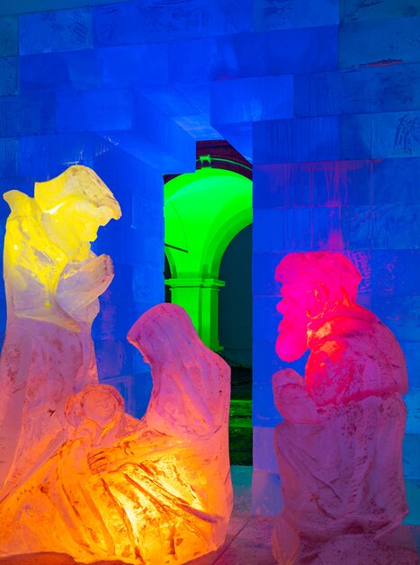Colorful ice sculptures of the Holy Family and other figures in Graz. | © Graz Tourismus_Harry Schiffer