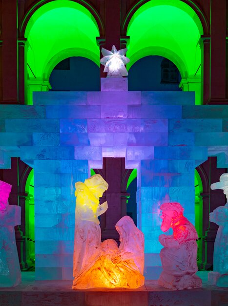 Eiskrippe mit bunten Lichtern im Landhaushof in Graz, Figuren aus Eis sowie Weihnachtsstimmung. | © Graz Tourismus - Harry Schiffer