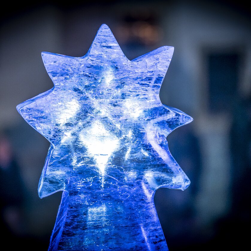 Eisfigur in Form eines Sterns, beleuchtet und transparent, im Landhaushof Graz. | © Stadt Graz - Foto Fischer