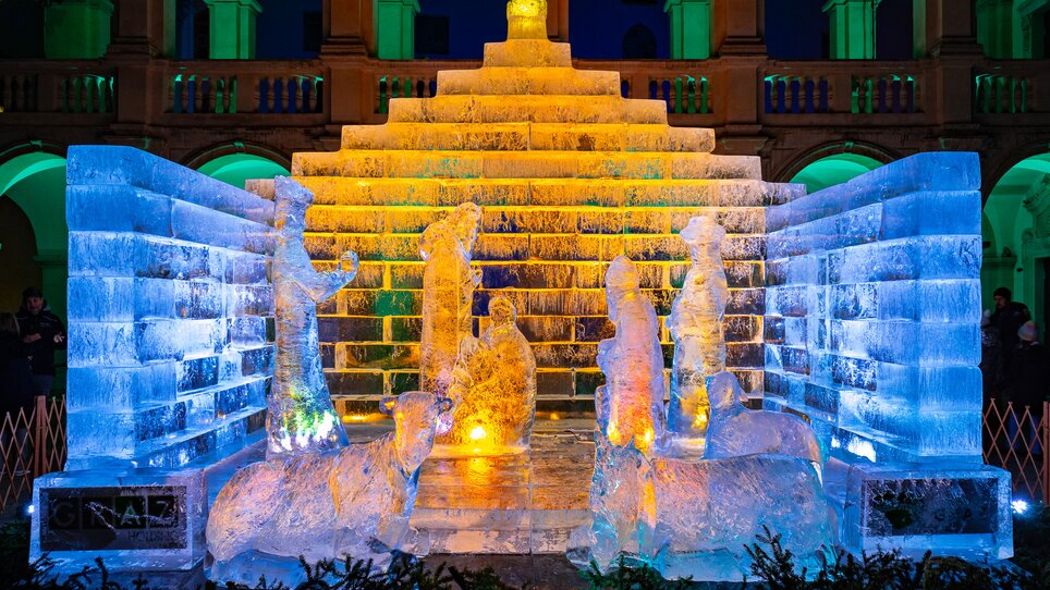 Ice nativity scene with figures and lights in the Landhaus courtyard in Graz. | © Region Graz - Harry Schiffer