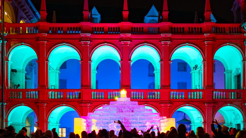 Colorful lighting of the Landhaus courtyard in Graz with an ice nativity scene. | © Region Graz - Harry Schiffer