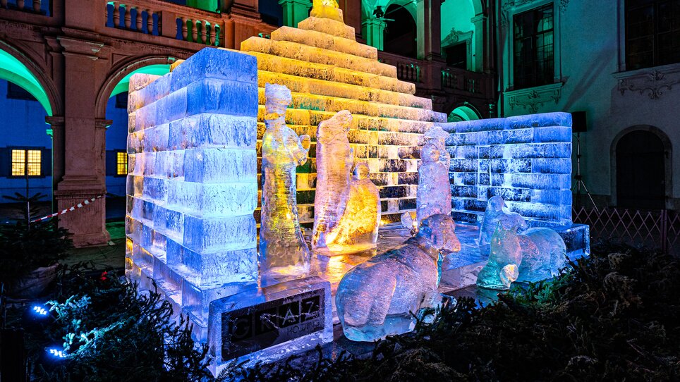 Ice nativity scene in the Landhaus courtyard of Graz, illuminated in various colors. | © Region Graz - Harry Schiffer