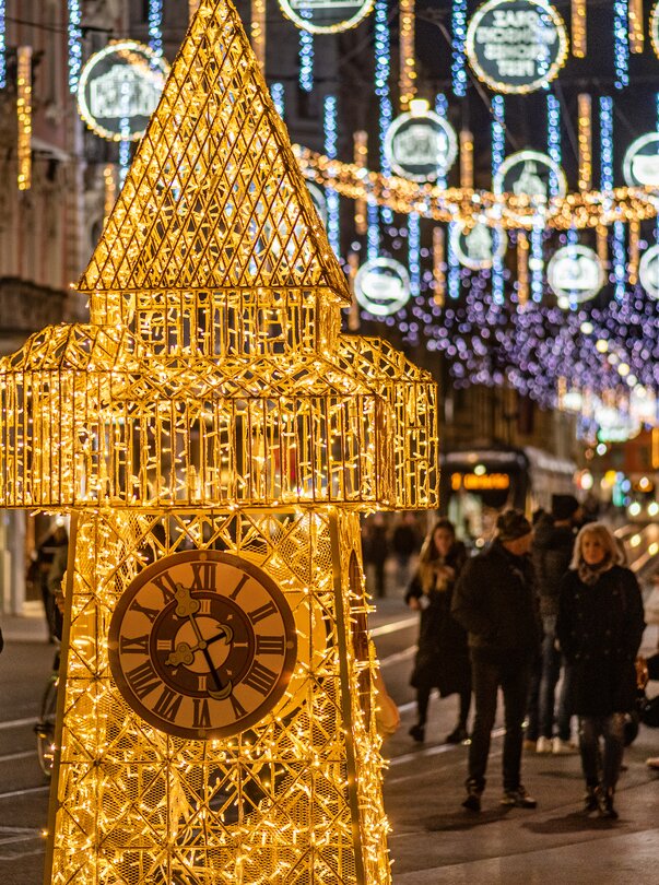 Advent in Graz I Selfie spot Herrengasse | © achtzigzehn - Hinterleitner Illuminated sculpture of a clock tower in the Herrengasse in Graz. | © achtzigzehn - Hinterleitner