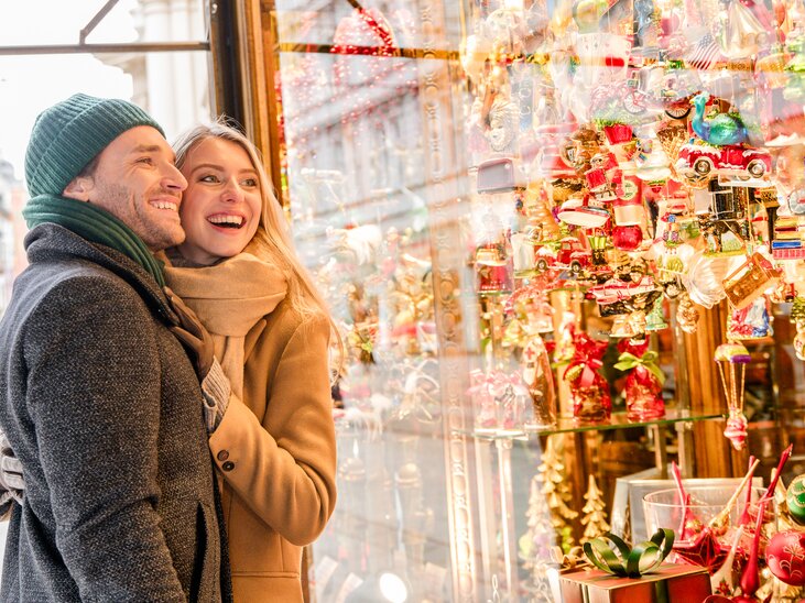 Happy couple admires festive Christmas decorations in Graz. | © Graz Tourismus - Mias Photoart