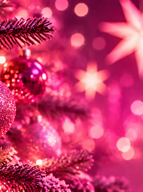 Un albero di Natale scintillante decorato con palline rosa e luci. | © mit KI generiert