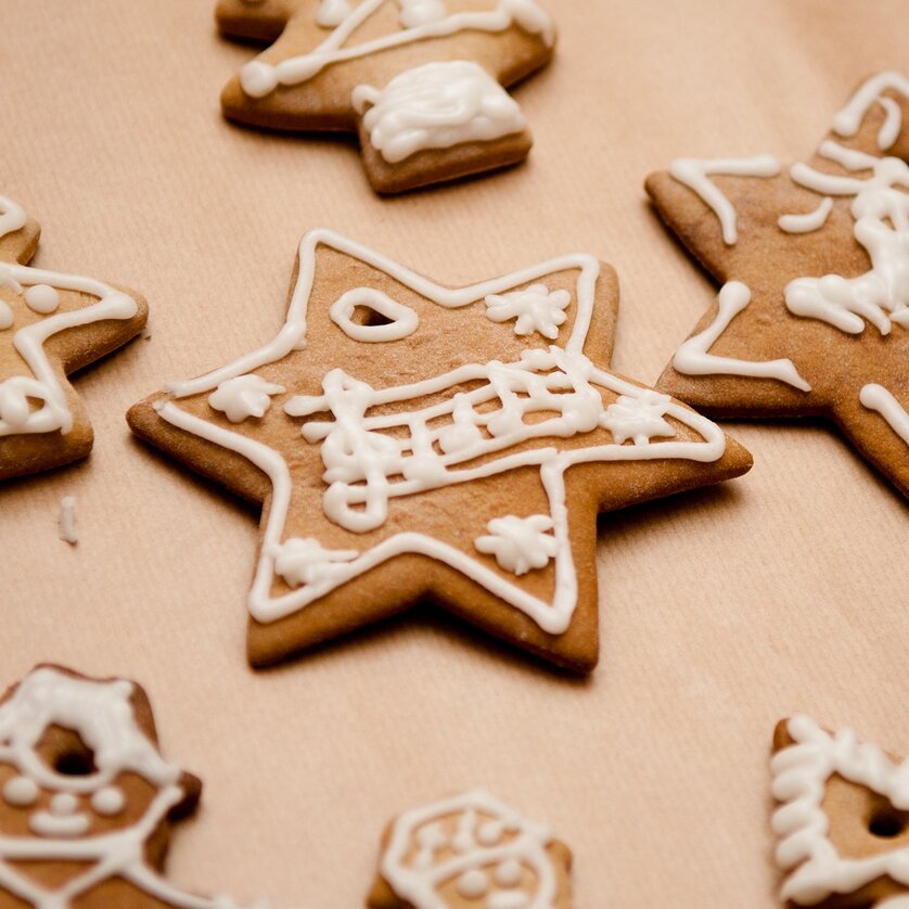 Plätzchen in Form von Bäumen und Sternen, dekoriert mit weißem Zuckerguss. | © Martina Unterrainer