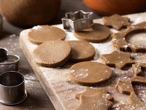 Ausstechformen und Plätzchenteig auf einem Holzbrett. | © Volkskundemuseum Graz
