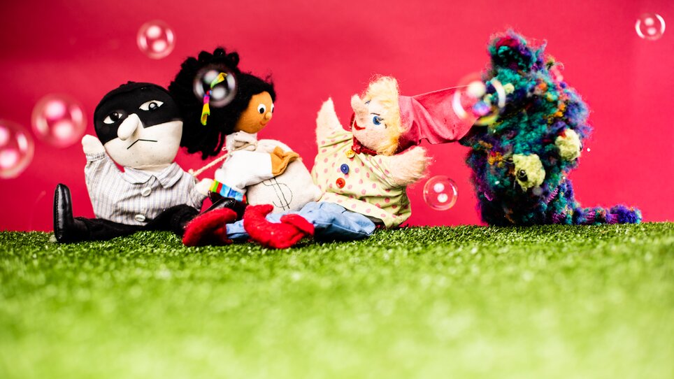 Four colorful puppets on green grass surrounded by soap bubbles. | © Kasperl larifari