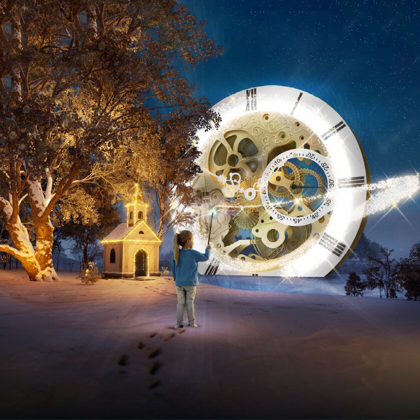 Avvento a Graz I LUMAGICA Frohnleiten - Il magico parco delle luci | © Lumagica Una ragazza osserva un grande orologio vicino a una chiesa nella neve. | © Lumagica