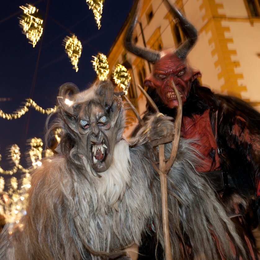 Dämonische Figuren beim Krampus- & Perchtenlauf in Graz. | © Graz Tourismus - Harry Schiffer