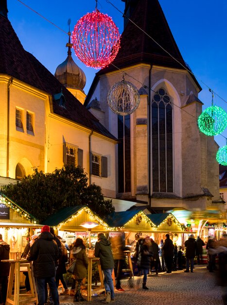 Christmas market in Franziskanerviertel, festively lit with stalls and people. | © Graz Tourismus - Harry Schiffer