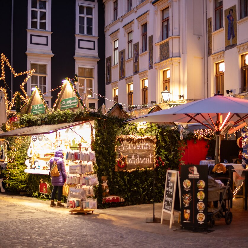 Christmas market with lights and stalls in Graz, cozy atmosphere. | © Graz Tourismus - Harry Schiffer