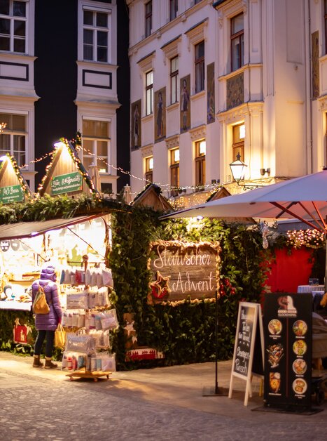 Mercatino di Natale con luci e bancarelle a Graz, atmosfera accogliente. | © Graz Tourismus - Harry Schiffer