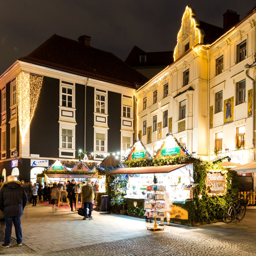 Advent in Graz I Adventmarkt am Glockenspielplatz | © Graz Tourismus - Harry Schiffer Blick auf den festlich beleuchteten Adventmarkt am Glockenspielplatz in Graz bei Nacht. | © Graz Tourismus - Harry Schiffer