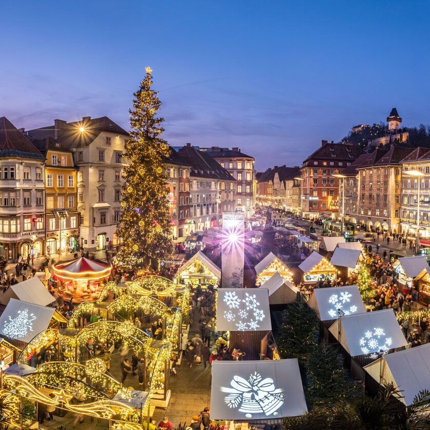 Advent in Graz I Christkindlmarkt vor dem Rathaus am Hauptplatz | © Graz Tourismus - Rene Walter Weihnachtsmarkt in Graz mit festlich beleuchteten Ständen und großer Tanne. | © Graz Tourismus - Rene Walter
