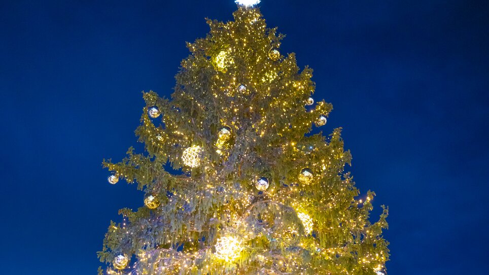 Weihnachtlich geschmückter Christbaum mit Lichtern und Kugeln in Graz. | © Stadt Graz - Foto Fischer