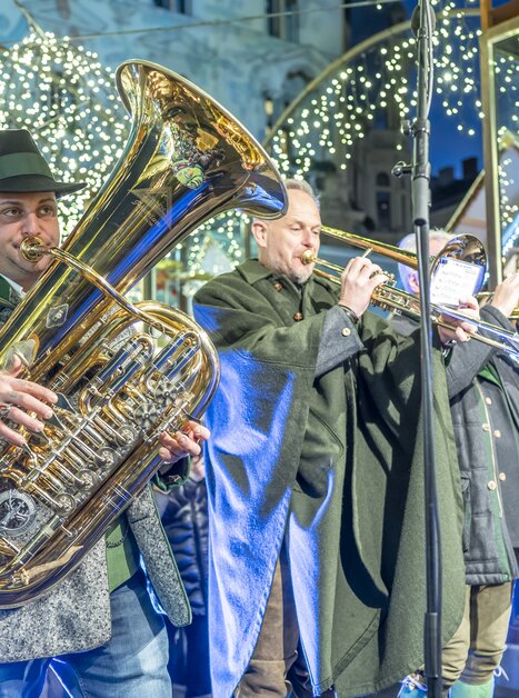 Musiker spielen auf dem Christkindlmarkt in Graz. Ein Tubist ist im Vordergrund zu sehen. | © Stadt Graz - Foto Fischer
