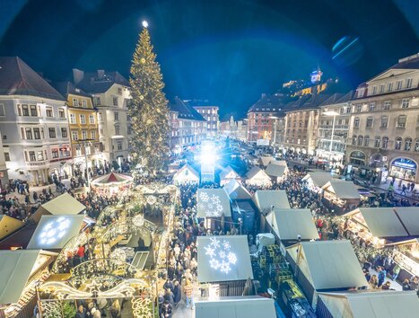 Mercatino di Natale a Graz con albero illuminato e bancarelle in Hauptplatz. | © Stadt Graz Foto Fischer