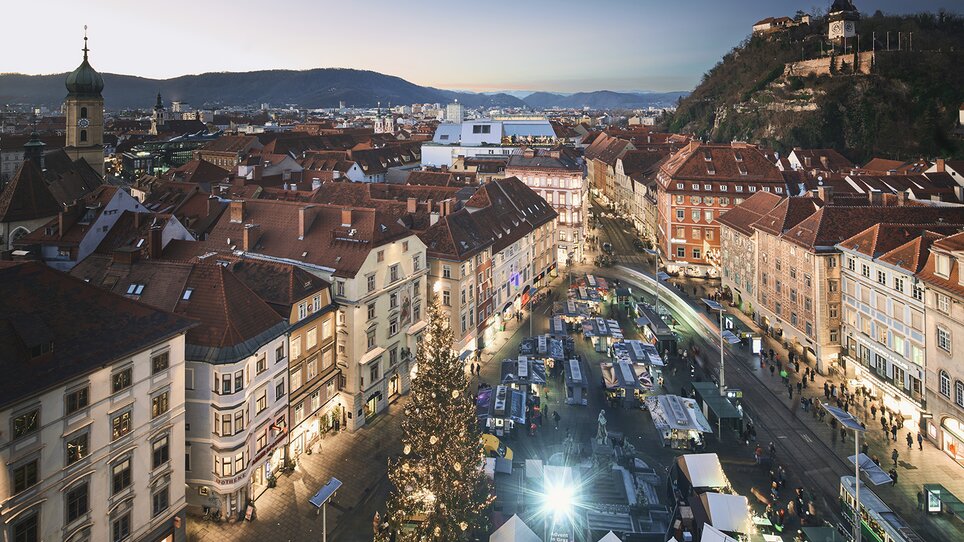 Luftaufnahme von Graz mit dem Christkindlmarkt und dem Grazer Uhrturm. | © Robert Maybach