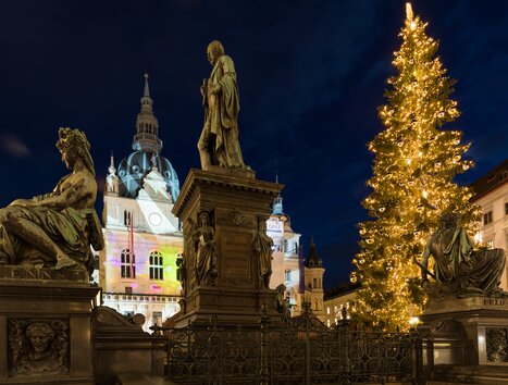 Weihnachtsbaum und Statuen am Hauptplatz in Graz bei Nacht. | © Graz Tourismus - Harry Schiffer