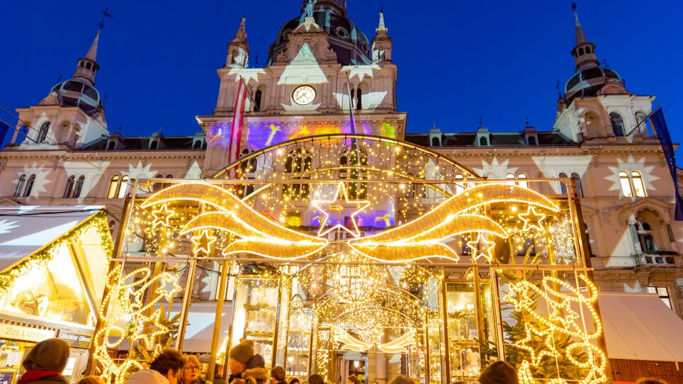 Beleuchteter Christkindlmarkt am Graz Hauptplatz mit dem Rathaus im Hintergrund. | © Graz Tourismus - Harry Schiffer