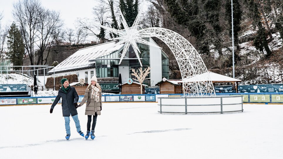 Ein Paar beim Eislaufen in der Winterwelt in Graz. | © Graz Tourismus - Mias Photoart