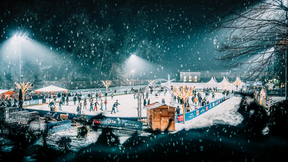 Winterliche Stimmung auf dem Eislaufplatz in Graz, mit vielen Schlittschuhläufern und festlicher Beleuchtung. | © Stefan Leitner