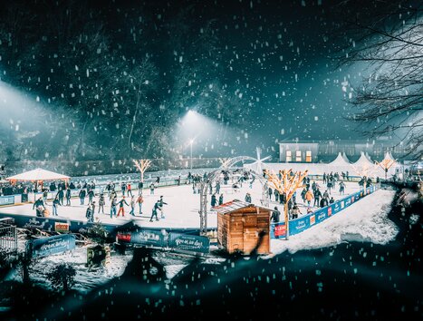 Winterliche Stimmung auf dem Eislaufplatz in Graz, mit vielen Schlittschuhläufern und festlicher Beleuchtung. | © Stefan Leitner
