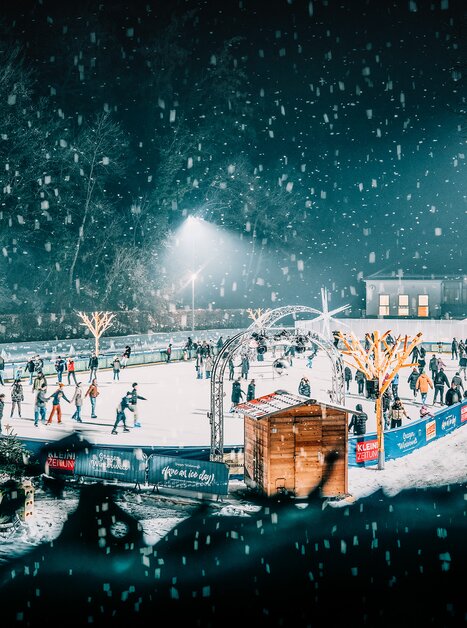 Winterliche Stimmung auf dem Eislaufplatz in Graz, mit vielen Schlittschuhläufern und festlicher Beleuchtung. | © Stefan Leitner