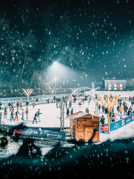 Winterliche Stimmung auf dem Eislaufplatz in Graz, mit vielen Schlittschuhläufern und festlicher Beleuchtung. | © Stefan Leitner