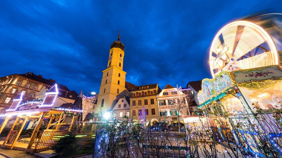 Illuminated city with tower and amusements during Advent season. | © Graz Tourismus-Harry Schiffer