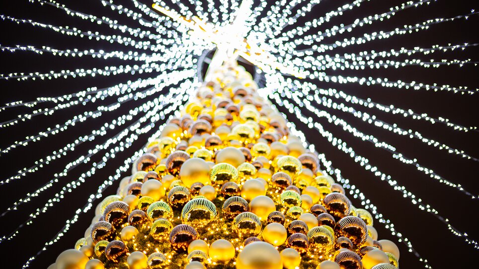 A beautifully decorated Christmas tree with lights and ornaments. | © Graz Tourismus - Harry Schiffer