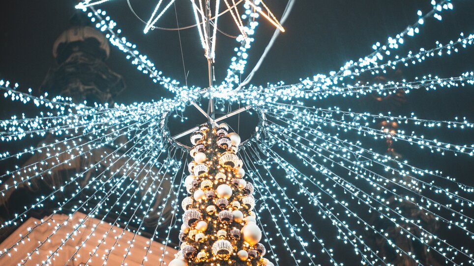 A beautifully decorated Christmas tree with lights and a star on top at Mariahilferplatz in Graz. | © Easy Conceptz GmbH