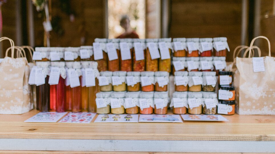 Ein Stand mit verschiedenen eingelegten Produkten in Gläsern und Geschenktüten. | © Evgenia Rieger Photography
