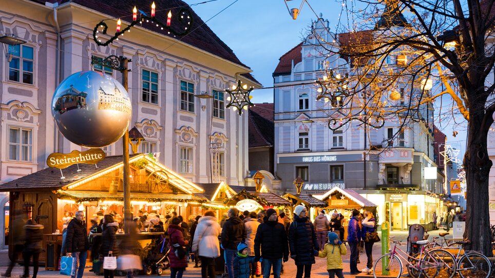 View of the Christmas market at Südtiroler Platz in Graz, featuring festive lights and many visitors. | © Graz Tourismus - Harry Schiffer