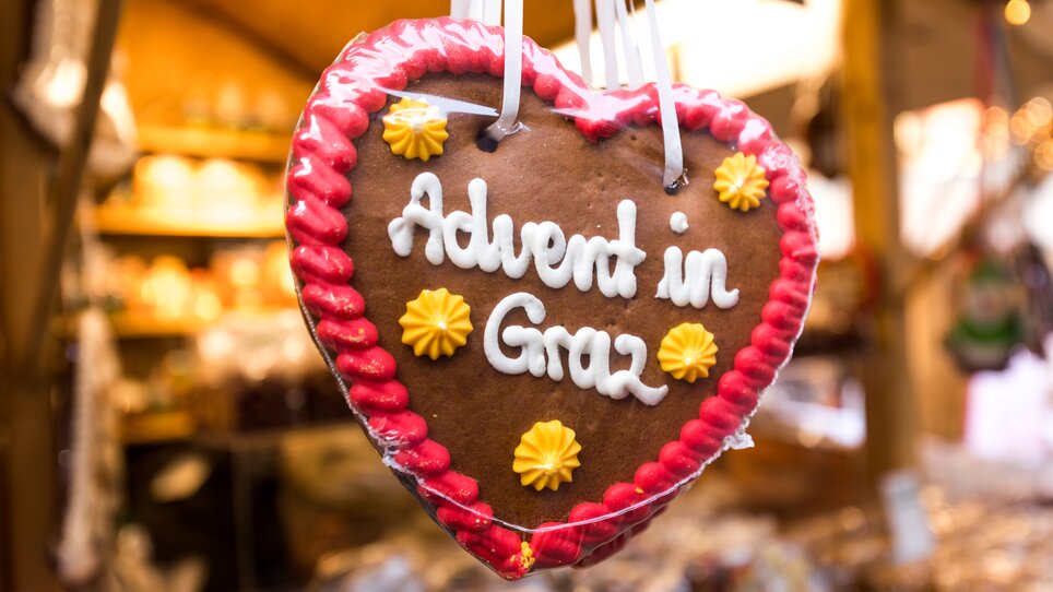 Herz aus Lebkuchen mit Aufschrift "Advent in Graz" und buntem Zuckerdekor. | © Graz Tourismus - Harry Schiffer
