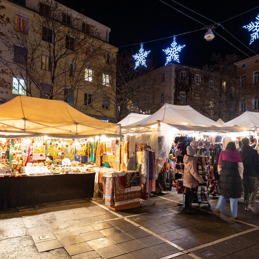 Advent in Graz I Gutes aus aller Welt am Tummelplatz | © Harry Schiffer Stände am Tummelplatz in Graz mit handgemachten Waren bei Nacht. | © Harry Schiffer